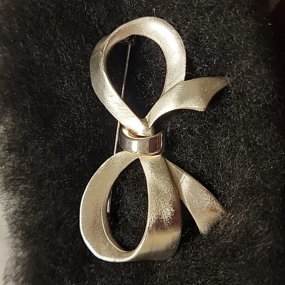 Silver Tone Large Christmas Ribbon Bow Metal Brooch Pin Holiday Vintage? Costume - Picture 7 of 16
